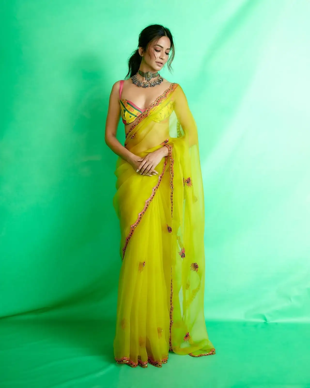 INDIAN ACTRESS KRITI KHARBANDA IN TRADITIONAL GREEN SAREE 2